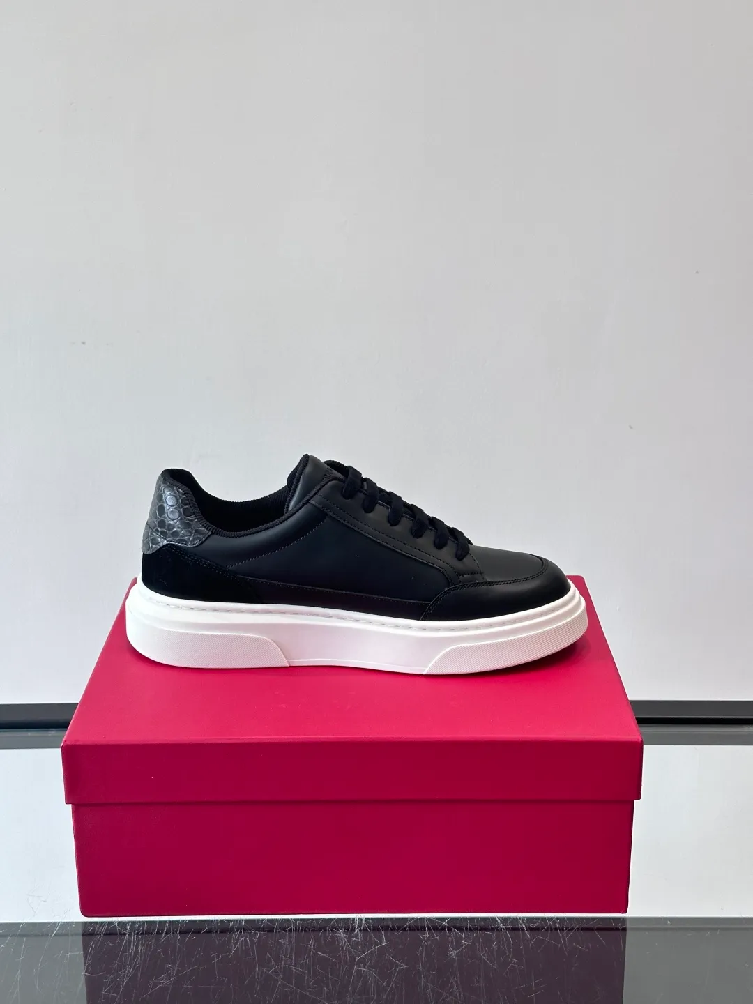 P420 Ferragamo Gancini sneakers Men's Ferragamo Gancini series low-top sneakers, leather + suede stitching, with the iconic Gancini buckle on the side, simple and classy. The thick-soled design is comfortable to wear and can quietly increase your height. It is very versatile for daily casual wear! ◎size: 38-46 (45.46 is custom-made and cannot be returned or exchanged) No. 004